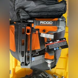 RIDGID Pneumatic 16-Gauge Finish Nailer with Bag